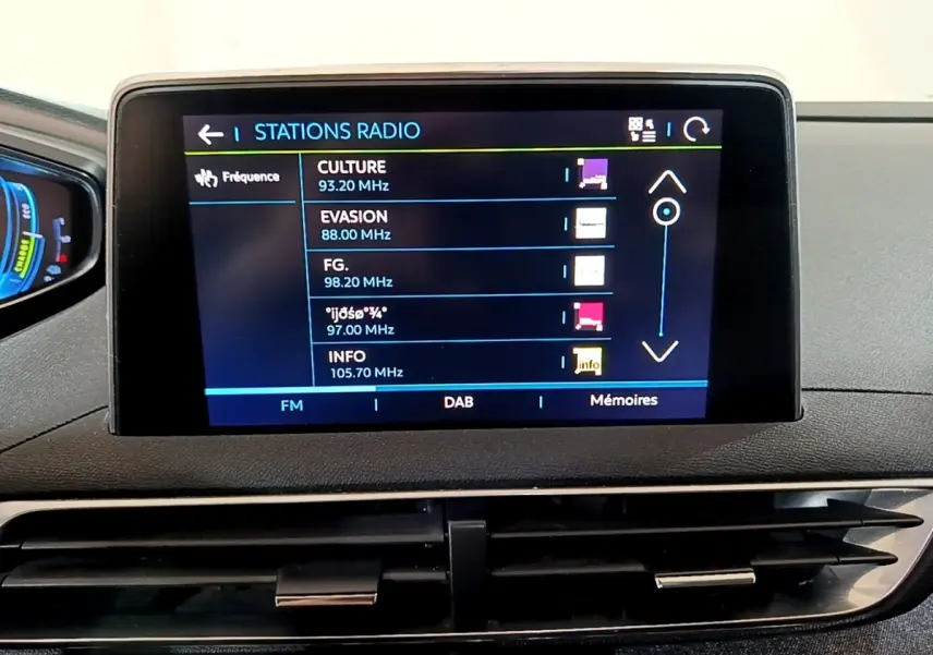 Écran tactile central affichant les stations radio dans l’habitacle d’un Peugeot 3008 blanc, vue de face.