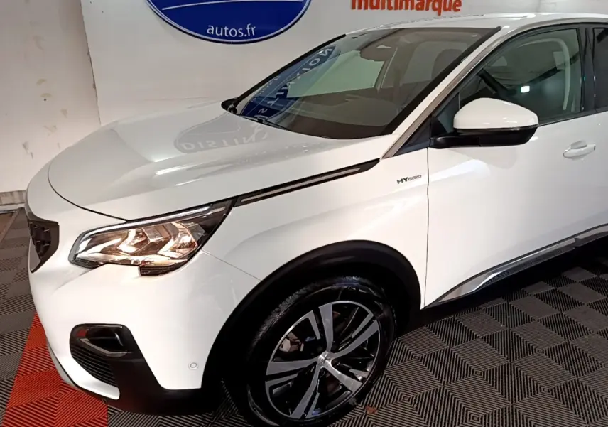 Vue 3/4 avant droit d’un Peugeot 3008 blanc hybride rechargeable avec jantes alliage et badge HYbrid visible.