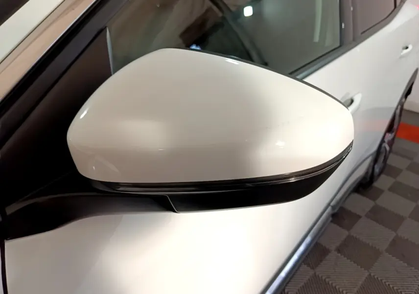 Rétroviseur côté gauche blanc du Peugeot 3008 hybride rechargeable 2020, vue rapprochée en intérieur.