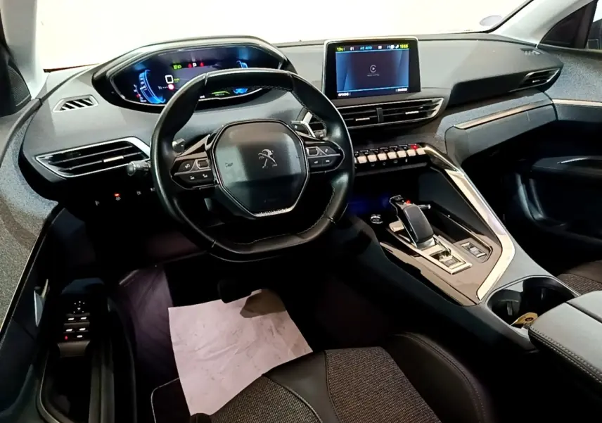 Vue intérieure avant du Peugeot 3008 blanc hybride rechargeable, avec tableau de bord numérique et écran tactile central.