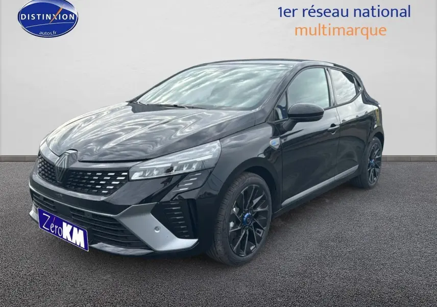 Renault Clio V 1.6 e-tech noir étoile en 3/4 avant droit, jantes alu esprit alpine et calandre chromée visible.