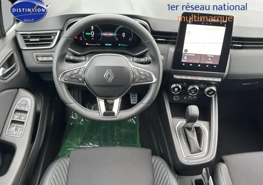 Intérieur avant de la Renault Clio V noir étoile, vue du tableau de bord avec volant multifonction et écran tactile vertical.
