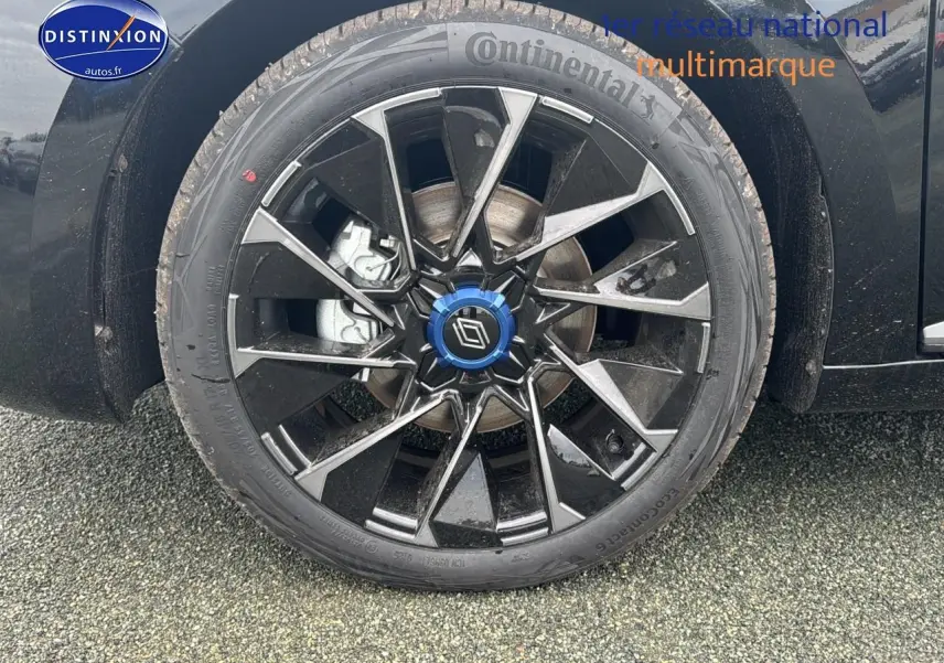 Gros plan sur la jante alu 17 esprit alpine noire et argentée de la Renault Clio V noir étoile côté gauche.