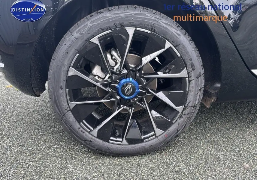 Gros plan sur la jante alu 17 pouces esprit alpine noire et argentée de la Renault Clio V noir étoile côté arrière droit.