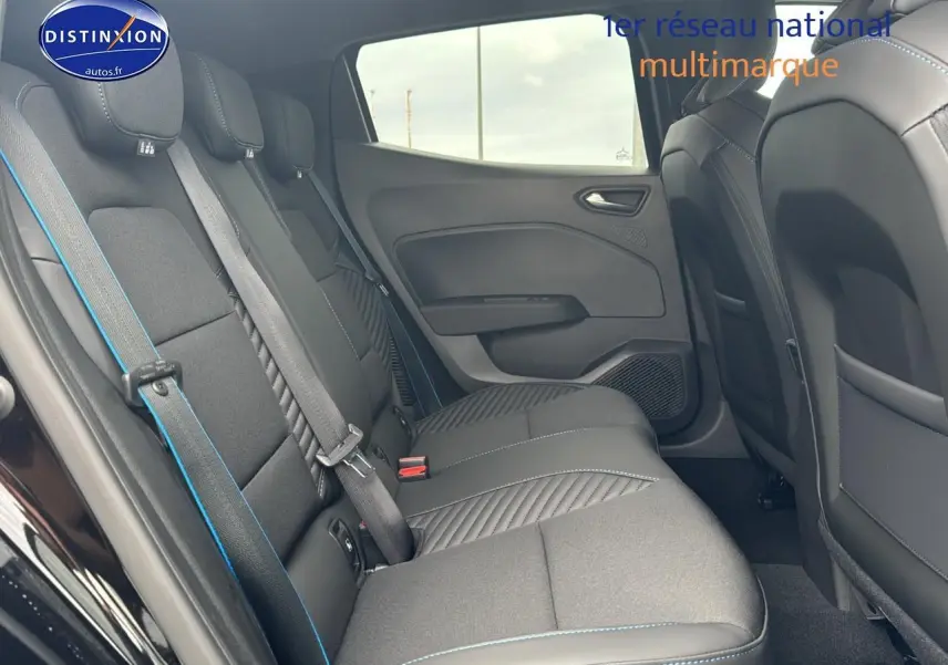 Banquette arrière vue côté gauche de la Renault Clio V noire étoile esprit Alpine avec surpiqûres bleues.