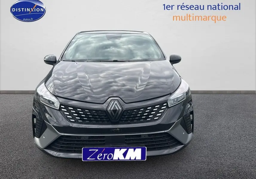 Vue frontale d'une Renault Clio V noire étoile avec calandre chromée et phares LED distinctifs.