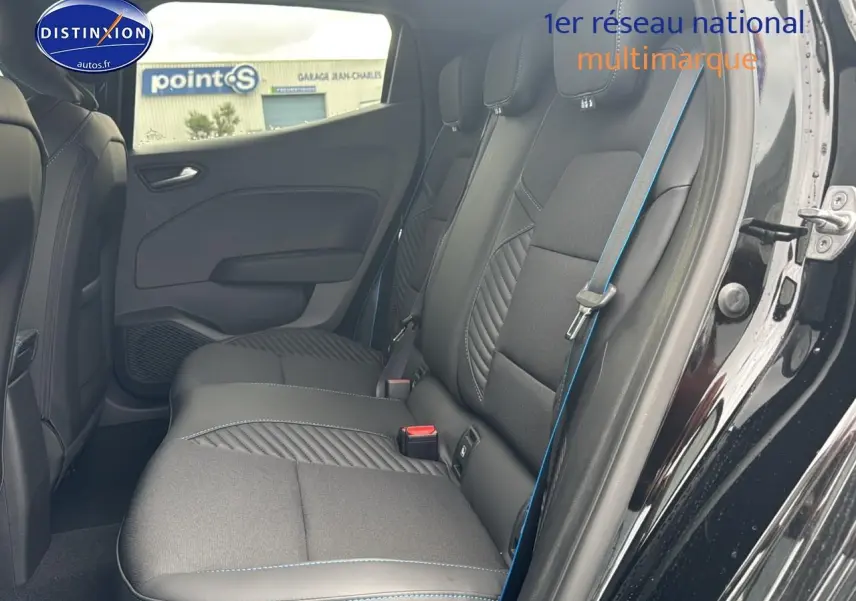 Vue côté droit de la banquette arrière noire étoile de la Renault Clio V esprit Alpine avec surpiqûres bleues et ceinture assortie.