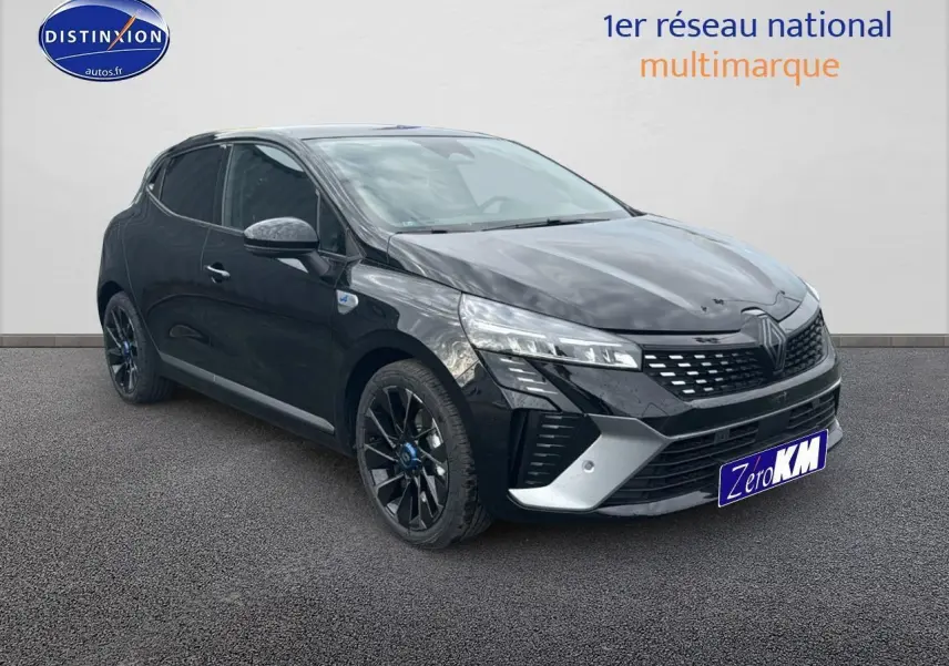 Renault Clio V noir étoile vue 3/4 avant droit avec jantes alu esprit Alpine et calandre chromée.