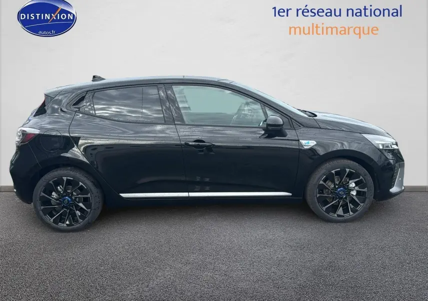 Profil droit d'une Renault Clio V noire étoile avec jantes alu 17 esprit alpine et vitres arrière surteintées.