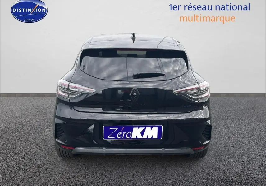 Vue arrière d'une Renault Clio V noire étoile avec feux LED et logo Renault bien visibles.