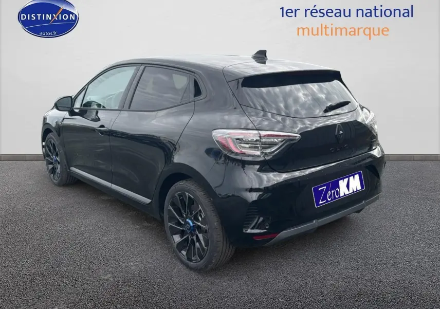 Renault Clio V noir étoile vue 3/4 arrière droit avec jantes alu esprit alpine et becquet arrière.