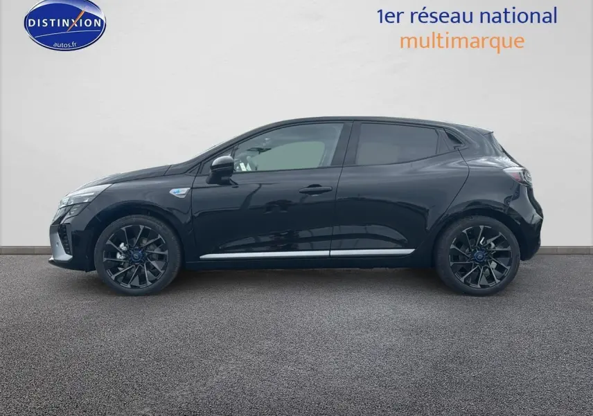 Profil côté gauche de la Renault Clio V noire étoile avec jantes alu 17 esprit alpine sur fond neutre.