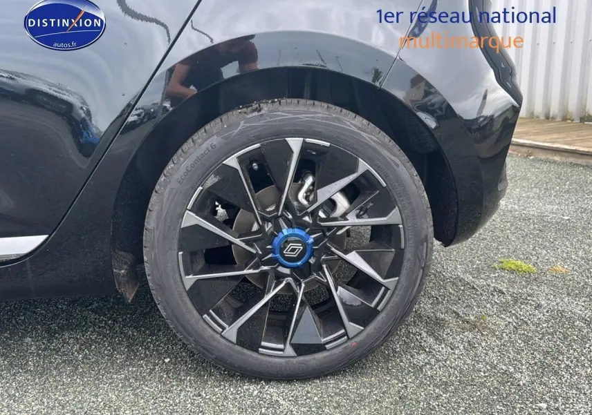 Gros plan sur la jante alu 17 esprit alpine noire étoile côté arrière droit de la Renault Clio V hybride 2025
