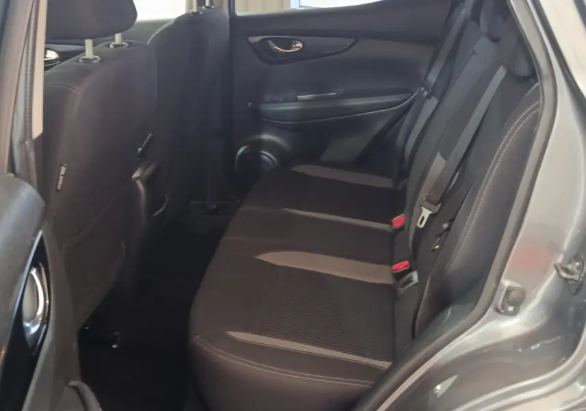Vue intérieure côté droit sur la banquette arrière noire du Nissan Qashqai gris clair 2019 avec portes ouvertes.