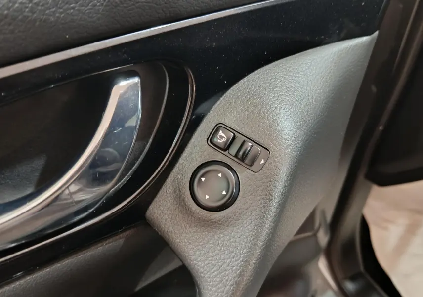 Gros plan sur la commande de réglage des rétroviseurs côté conducteur du Nissan Qashqai gris clair 2019.