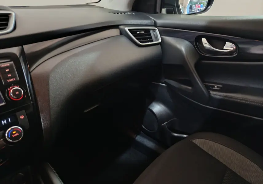 Intérieur avant droit du Nissan Qashqai 1.5 DCI 115 Business Edition 2019, tableau de bord et porte en noir.