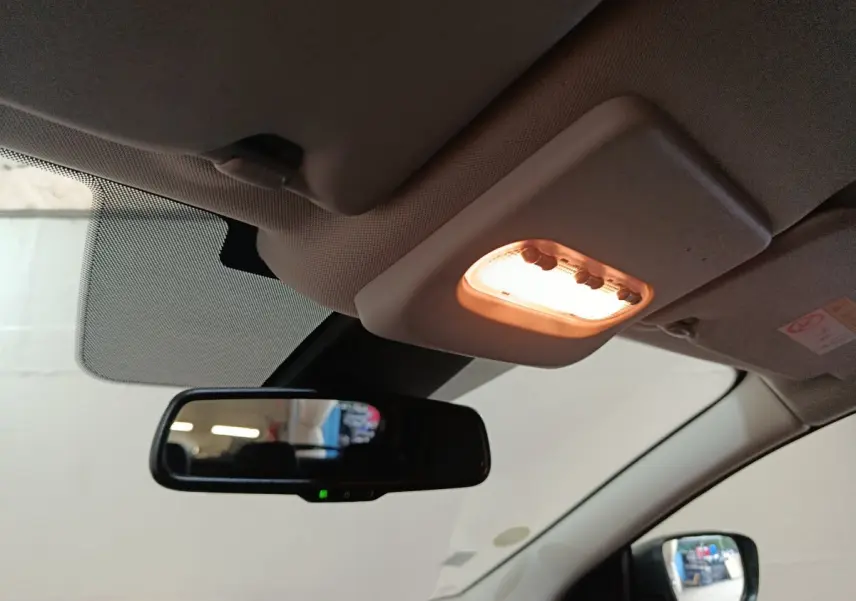 Plafonnier allumé et rétroviseur intérieur du Nissan Qashqai 1.5 DCI Business Edition 2019, vue côté conducteur.