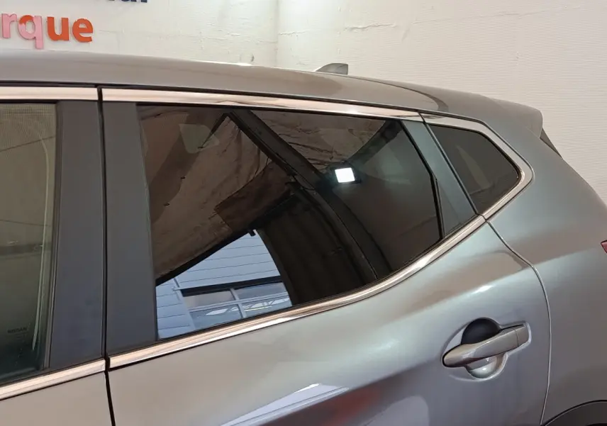 Vue latérale côté droit sur la porte arrière gris clair du Nissan Qashqai 1.5 DCI 115 Business Edition 2019 avec poignée intégrée.