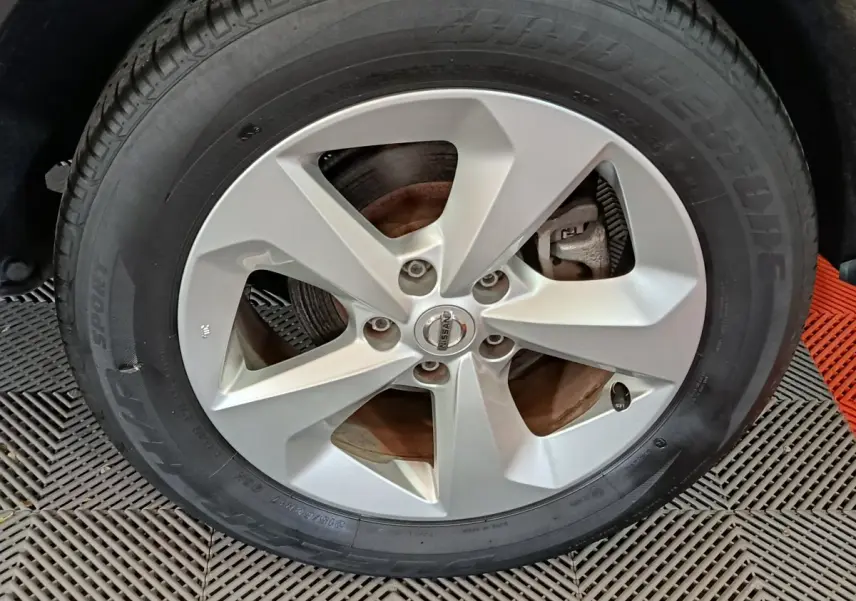 Gros plan sur la roue galette en jante acier du Nissan Qashqai 1.5 DCI 115 Business Edition gris clair de 2019.