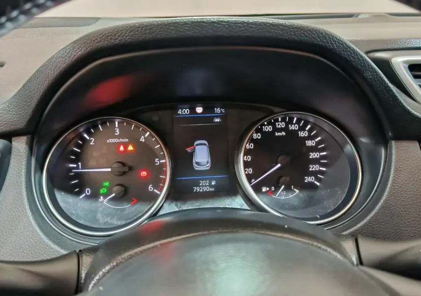 Vue rapprochée du tableau de bord du Nissan Qashqai gris clair 2019, affichage digital et compteurs analogiques.