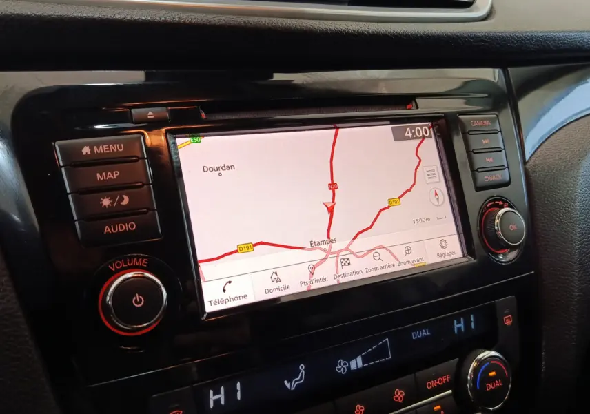 Gros plan sur l'écran tactile de navigation 7 pouces du tableau de bord du Nissan Qashqai gris clair de 2019.