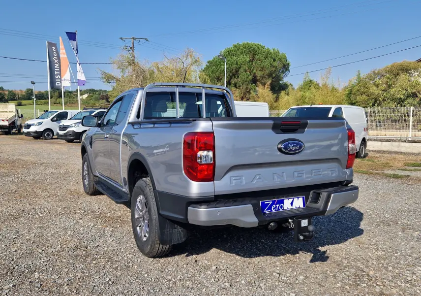 Vue rapprochée de la benne arrière gris iconic du Ford Ranger Super Cabine 2026 avec protection métallique et intérieur texturé.