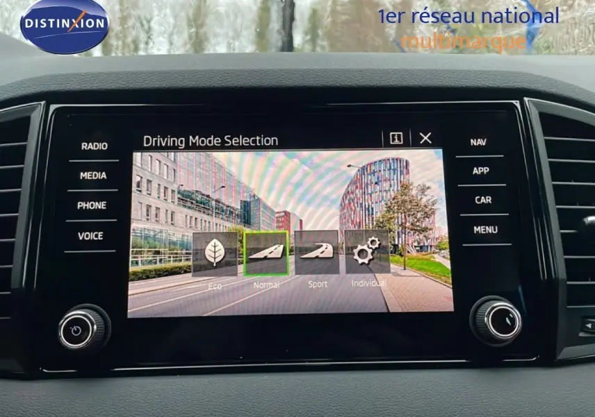 Écran tactile intérieur du Skoda Karoq 2025 montrant les modes de conduite, avec tableau de bord noir moderne.