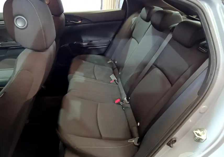 Vue intérieure côté droit sur la banquette arrière noire de la Honda Civic 1.0 i-VTEC Exclusive 2020 gris foncé.