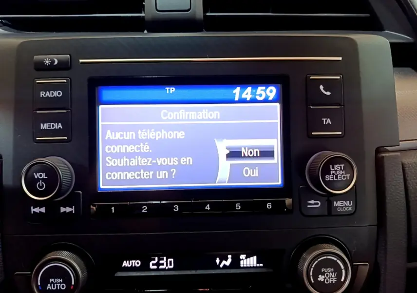Écran tactile central de la Honda Civic 1.0 i-VTEC Exclusive 2020, affichage de connexion téléphone, tableau de bord noir.