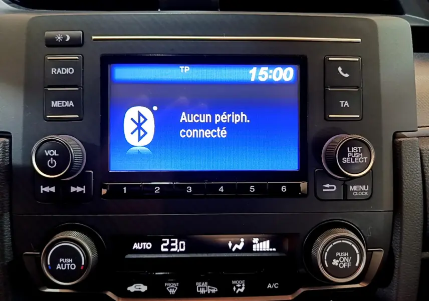 Gros plan sur l’écran tactile central bleu affichant "Aucun périph. connecté" dans le tableau de bord noir de la Honda Civic.