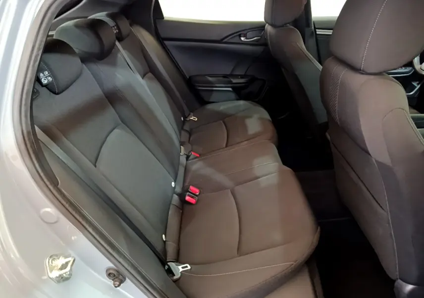 Vue intérieure côté arrière droit montrant la banquette noire de la Honda Civic 1.0 i-VTEC Exclusive 2020.