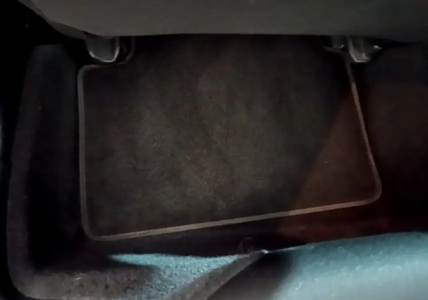 Tapis de sol noir côté conducteur dans une Honda Civic 1.0 i-VTEC Exclusive gris foncé, vue intérieure basse.