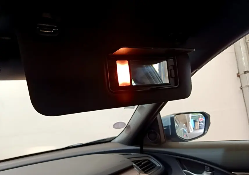 Vue intérieure du pare-soleil côté conducteur avec miroir éclairé dans une Honda Civic gris foncé de 2020.