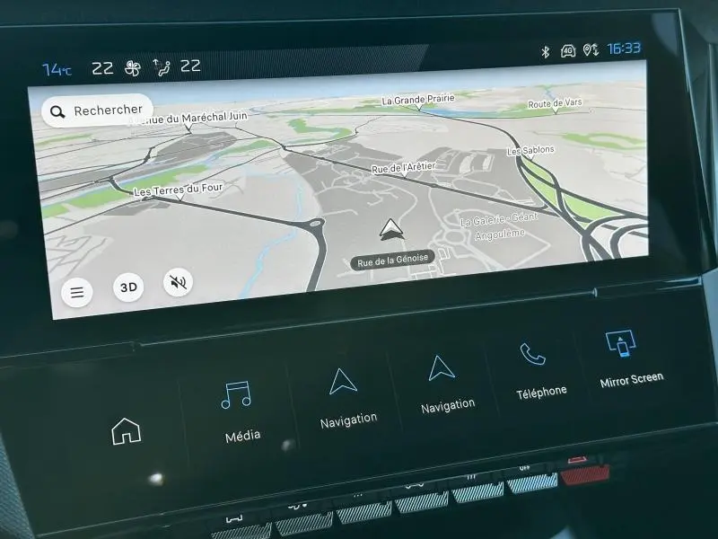 Écran tactile intérieur du tableau de bord de la Peugeot 308 SW 2024 affichant la navigation GPS.