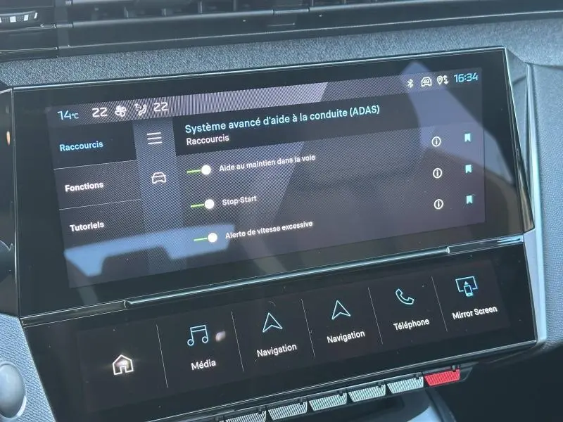 Écran tactile intérieur du Peugeot 308 SW 2024 montrant les aides à la conduite avec interface moderne et claire.