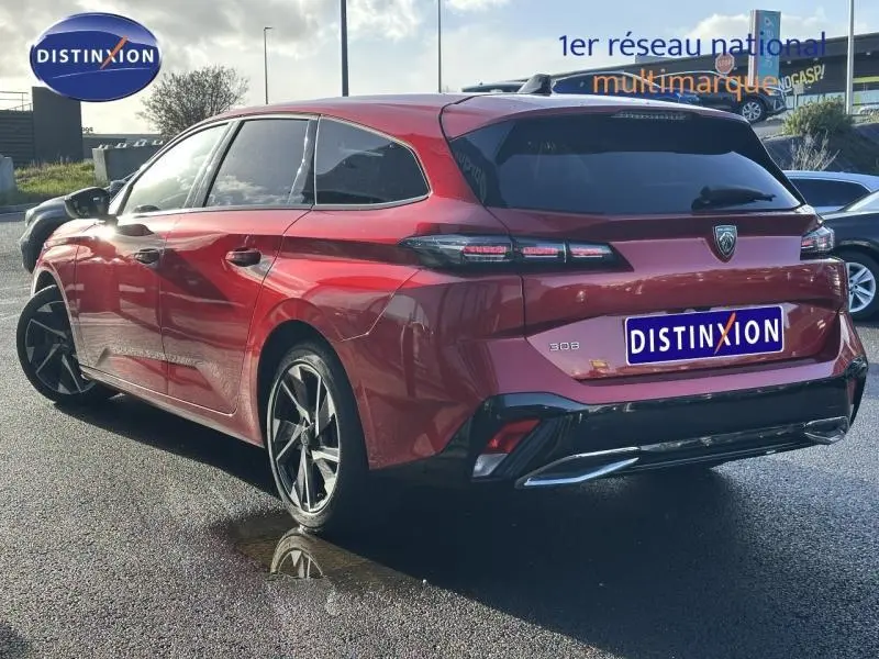 Peugeot 308 SW Rouge Elixir vue 3/4 arrière droit, break diesel 2024 avec feux arrière LED et jantes alliage.