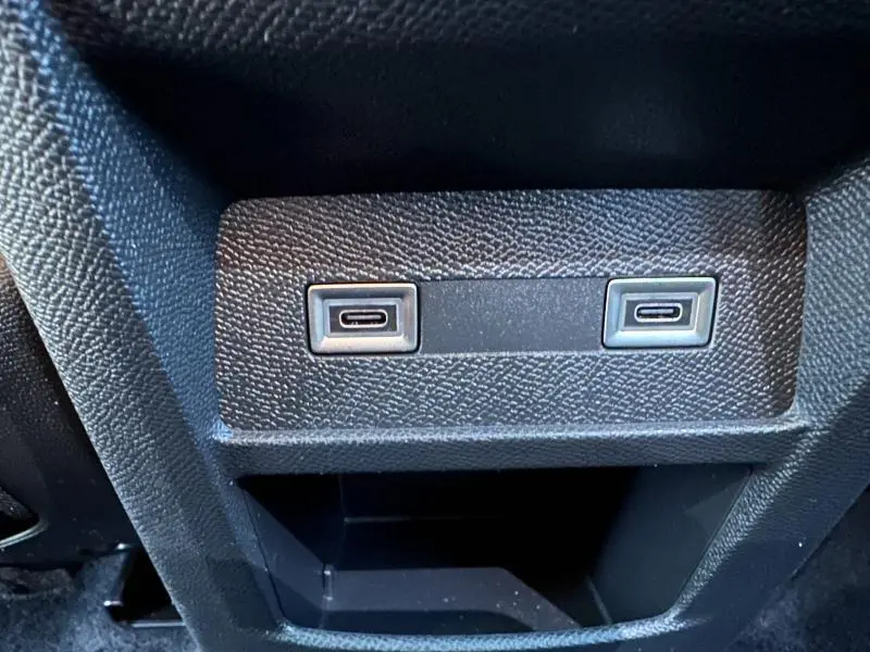 Gros plan sur les deux ports USB-C noirs intégrés dans la console centrale d'une Peugeot 308 SW 2024.