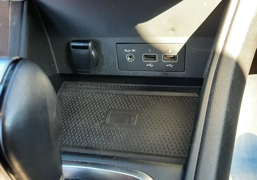 Vue rapprochée de la console centrale du Renault Captur E-Tech 145ch Intens 2022, montrant les ports USB et prise Aux-IN.
