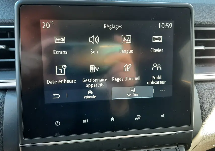Écran tactile central du tableau de bord du Renault Captur E-Tech 145ch Intens 2022, vue frontale intérieure.