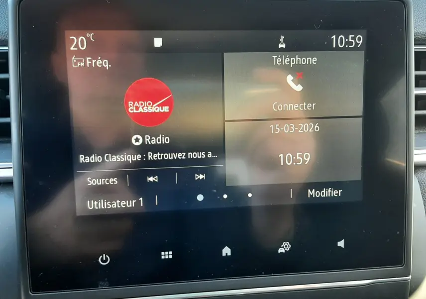Écran tactile central du Renault Captur E-Tech 145ch Intens 2022 affichant radio et téléphone, intérieur noir.