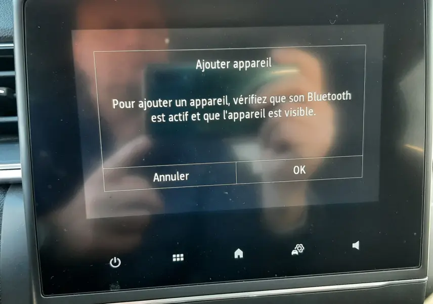 Écran tactile central du Renault Captur E-Tech 145ch Intens 2022 affichant le menu d'ajout d'appareil Bluetooth.