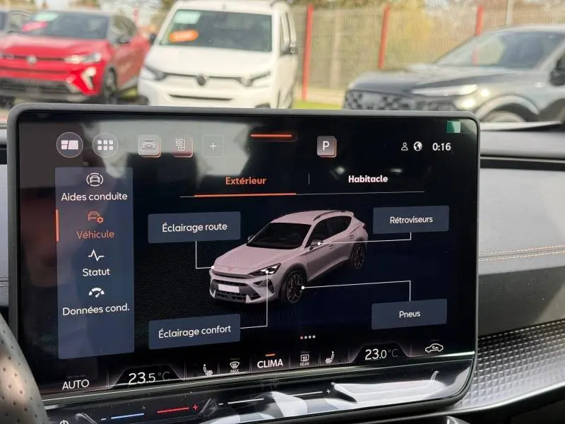 Écran tactile intérieur montrant un CUPRA Formentor gris Graphène en vue 3/4 avant avec options d’éclairage et pneus.