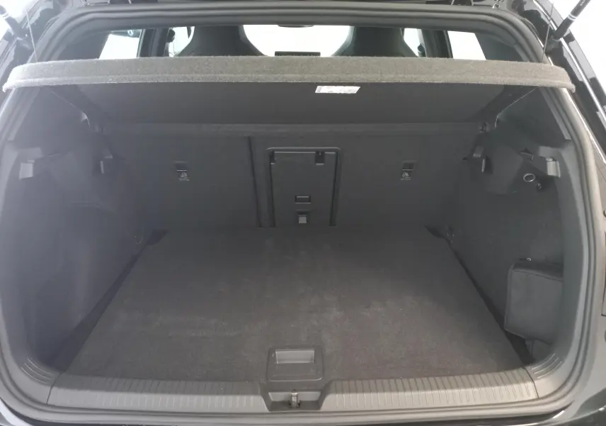 Coffre ouvert de la Volkswagen Golf 1.5 eTSI 150 DSG7 R-Line Edition noir Ébène, montrant l'espace de chargement intérieur.