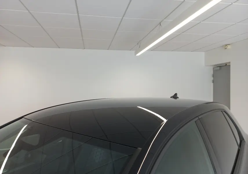 Toit et partie supérieure côté droit d'une Volkswagen Golf 1.5 eTSI 150 DSG7 R-Line Edition noir ébène en intérieur.