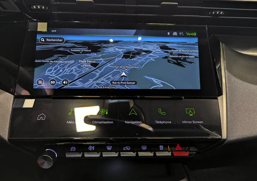 Vue rapprochée de l'écran tactile central de la Peugeot 308 2025 affichant la navigation en mode nuit.