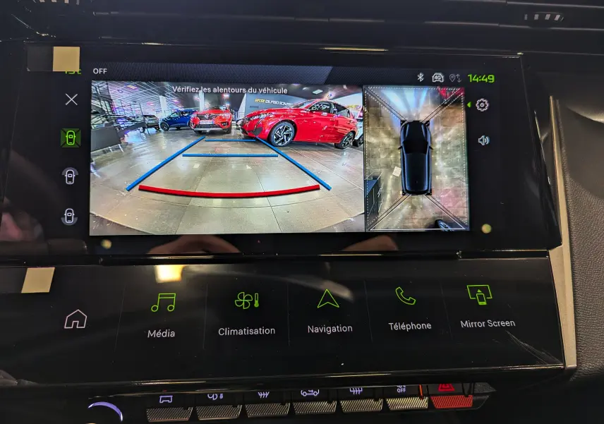 Écran multimédia d'une Peugeot 308 GT blanc Okénite montrant la caméra de recul avec vue arrière et vue 360° du véhicule.