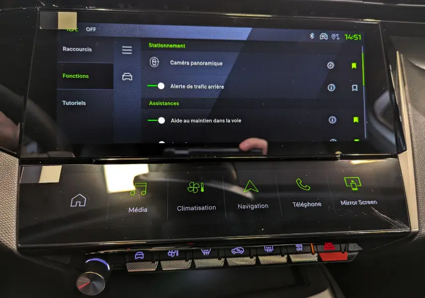 Écran tactile central de la Peugeot 308 GT 2025 montrant les options d'assistance à la conduite et médias.