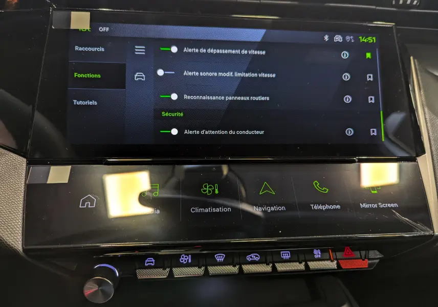 Écran tactile central du tableau de bord de la Peugeot 308 GT 2025, affichant les réglages de sécurité et fonctions connectées.