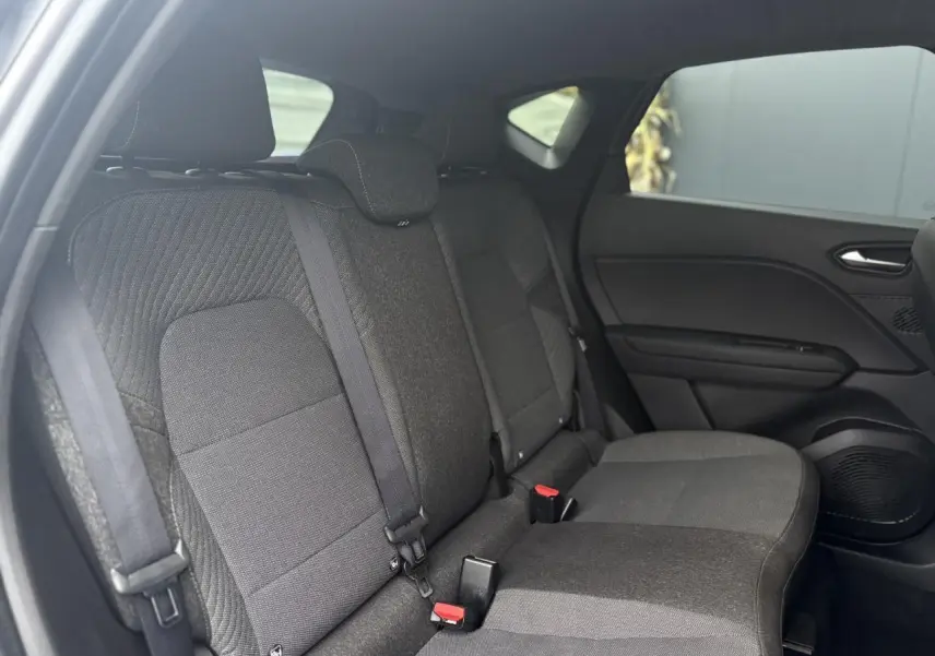 Vue intérieure côté droit des sièges arrière en tissu gris du Renault Captur 2025 bicarburation.