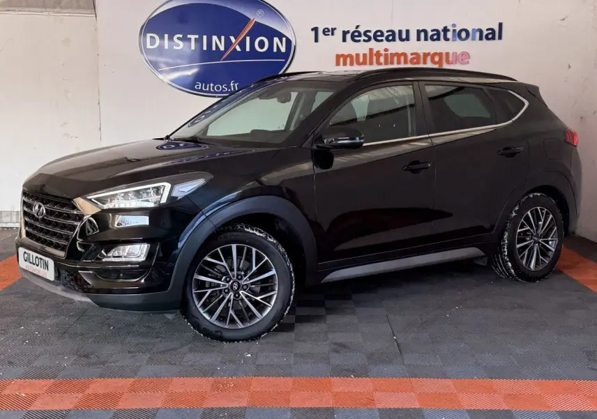 Hyundai Tucson noir 2019 en 3/4 avant gauche, avec jantes alliage et calandre chromée visible.